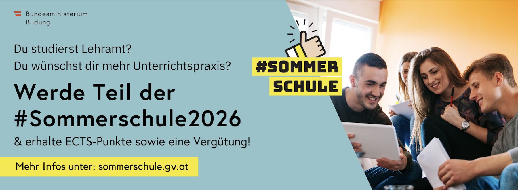 Bannerbild der Sommerschule 2026: drei Studierende schauen auf einen Notizblock