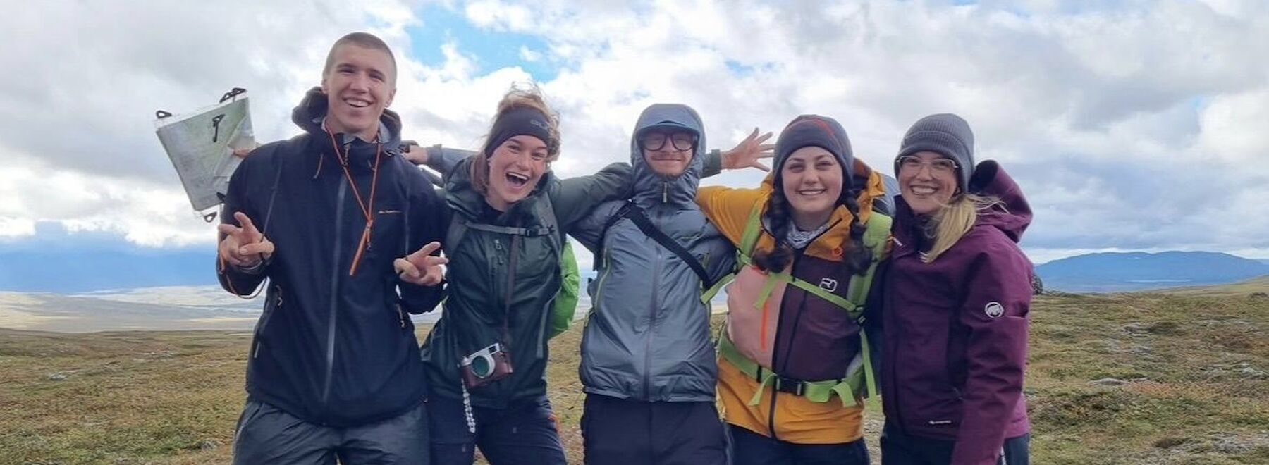 Gruppenbild der Studierenden in der Landschaft von Norwegen