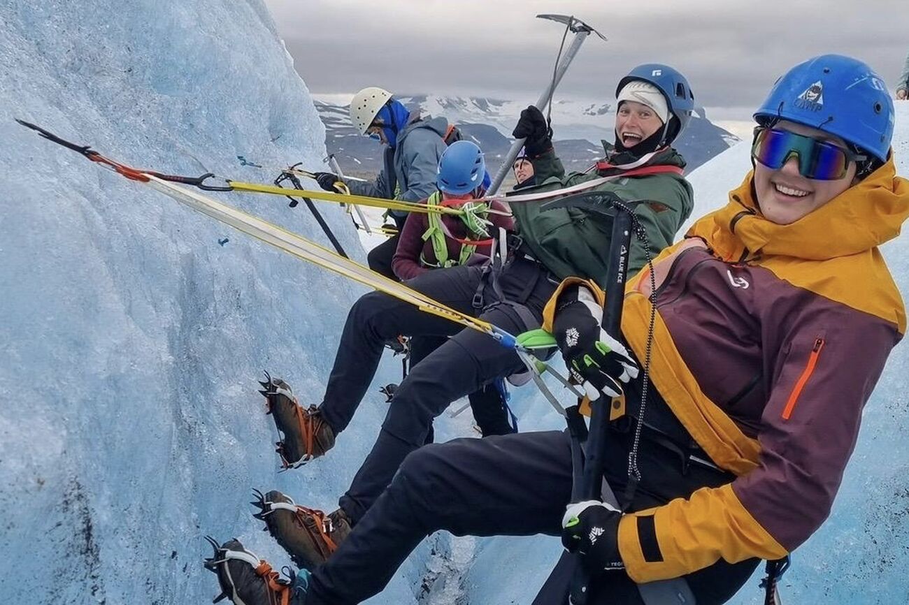 Studierende kletternd im Eis