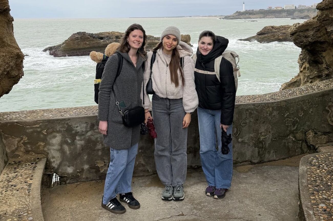 Drei Studierende am Meer in Spanien